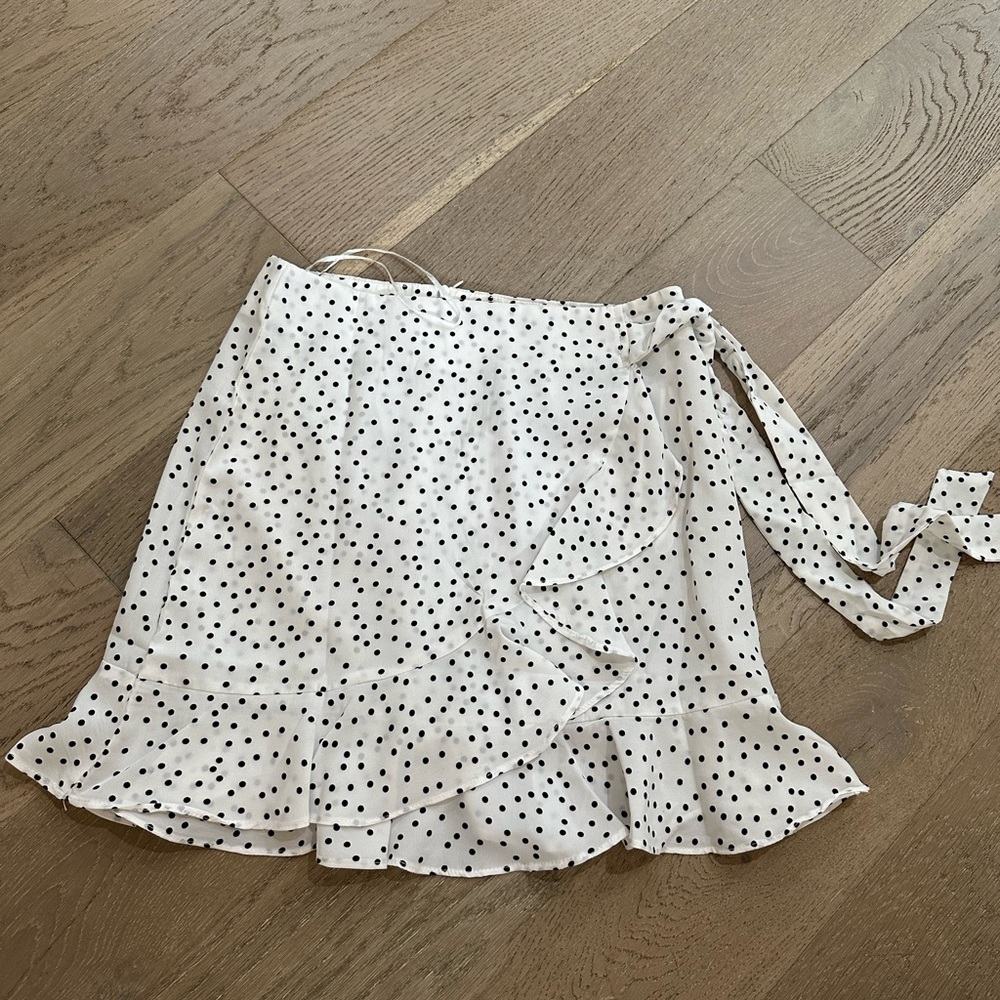 Princess Polly mini flowy skirt with tags still on. Size 6